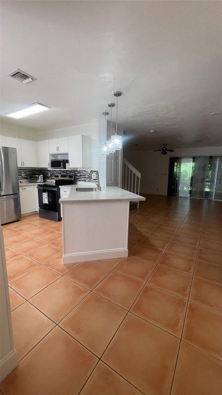 1432 Sw 47th Ave - Photo 3 of 28