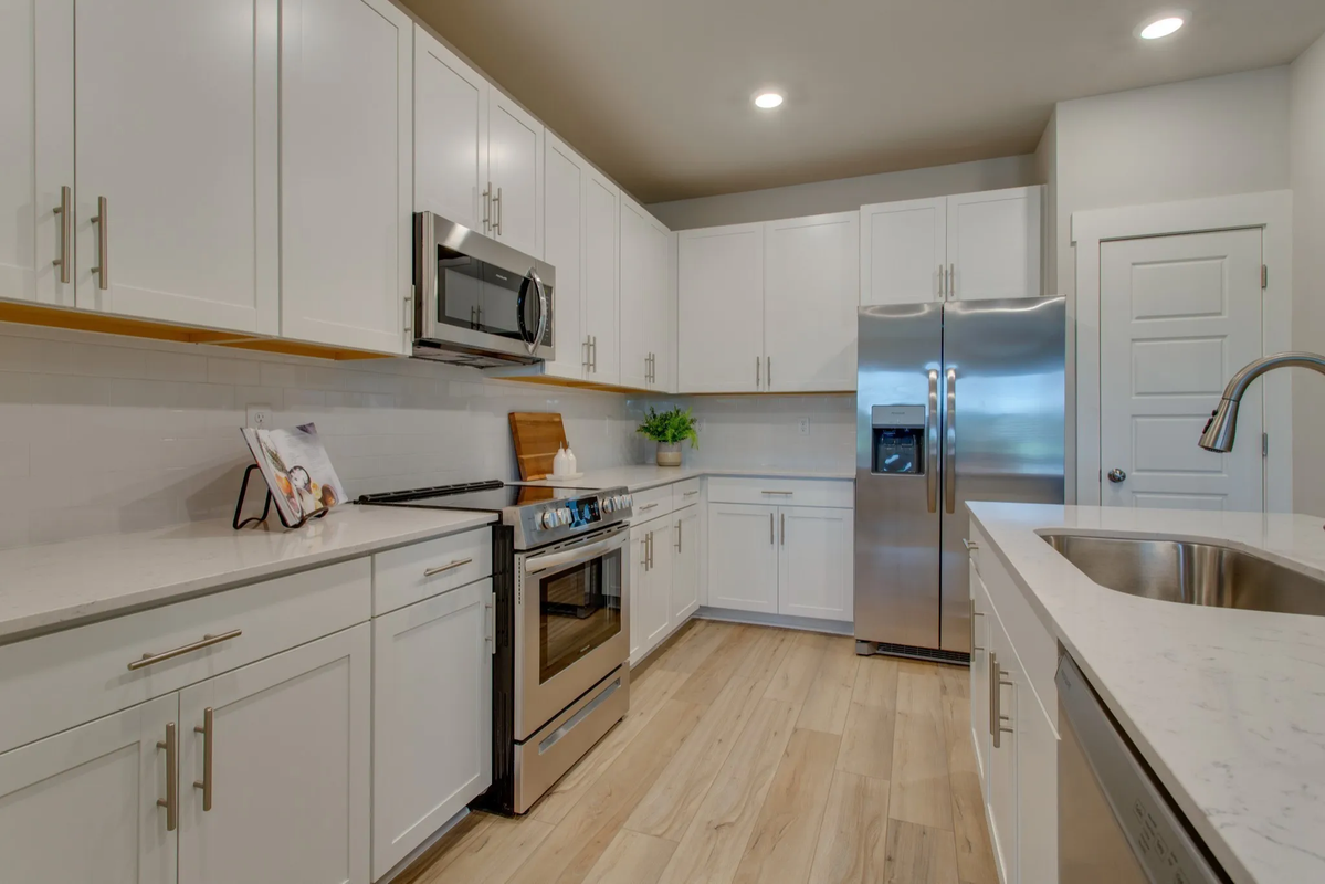 2710 Fordham St - Photo 5 of 15