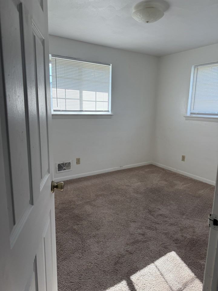 2115 27th Avenue Dr Ne #4 - Photo 4 of 7