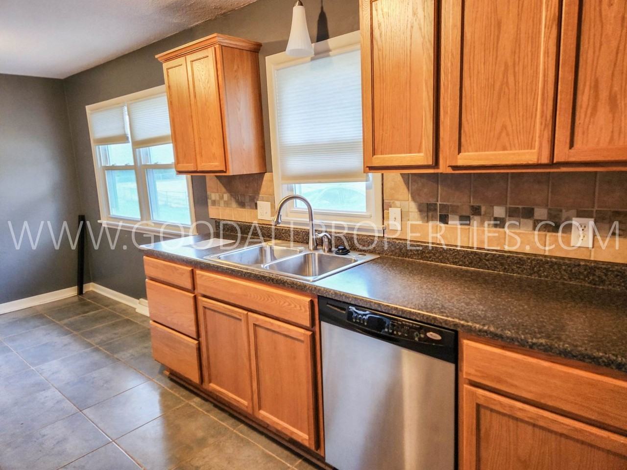 2715 Meadow Ln - Photo 6 of 13