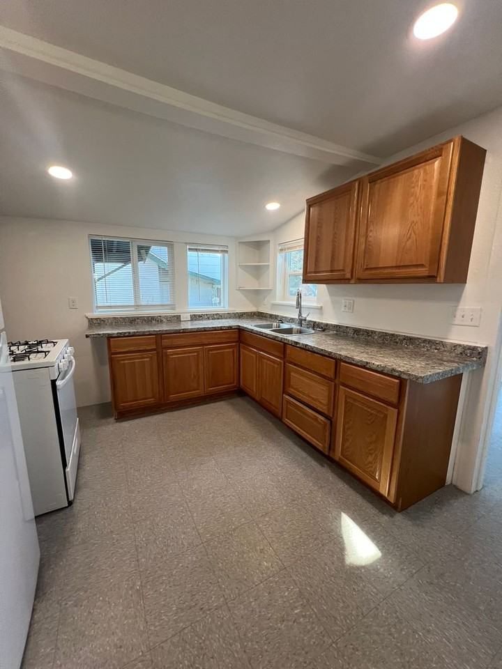 1745 Menlo Way ##04 - Photo 5 of 7