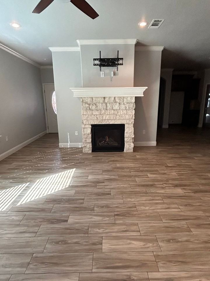 2409 W 34th St - Photo 3 of 19