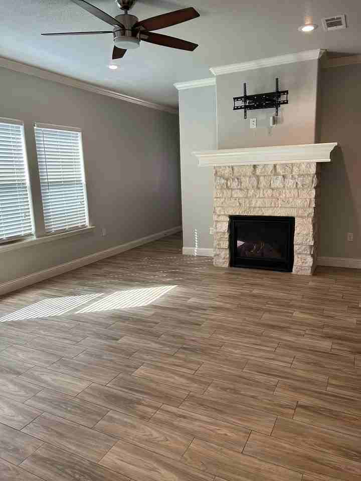 2409 W 34th St - Photo 4 of 19