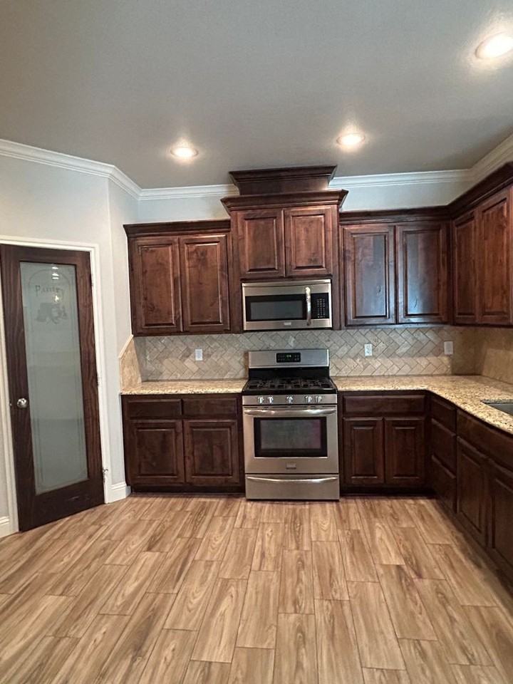 2409 W 34th St - Photo 5 of 19