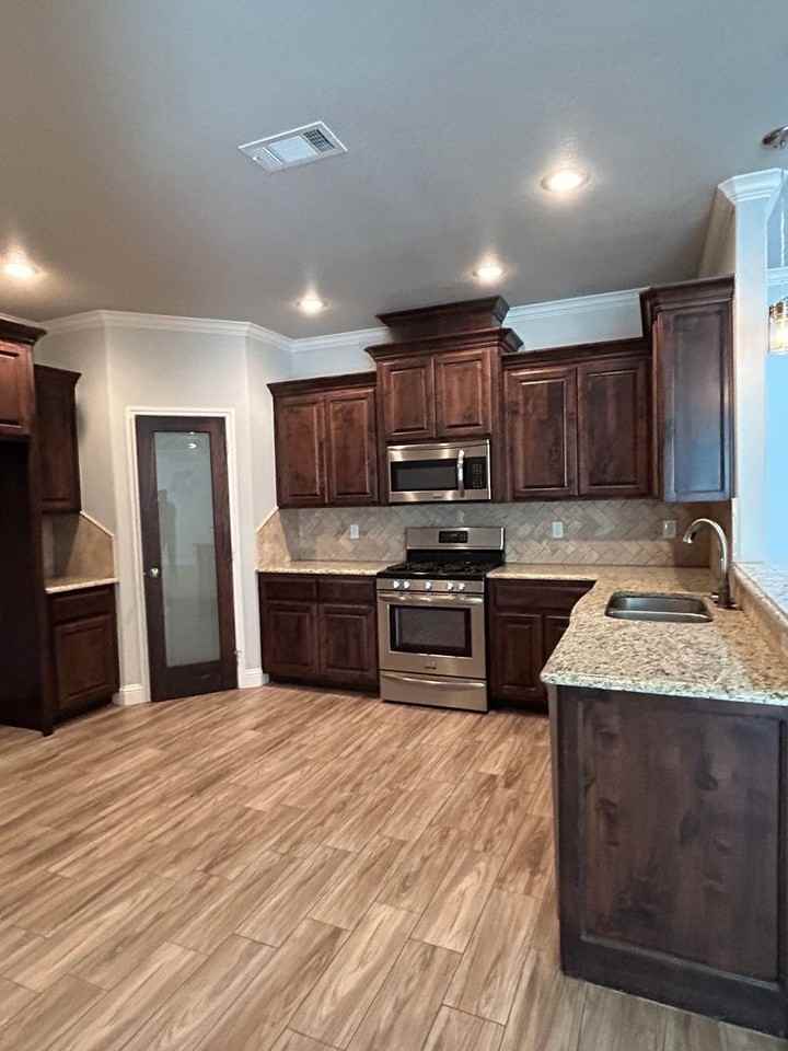 2409 W 34th St - Photo 6 of 19