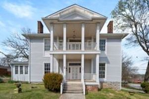 featured image of 212 W 6th St