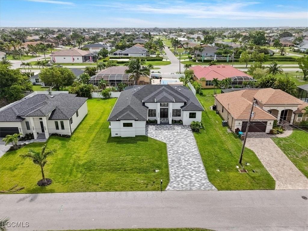 4333 Southwest 16th Place - Photo 3 of 32