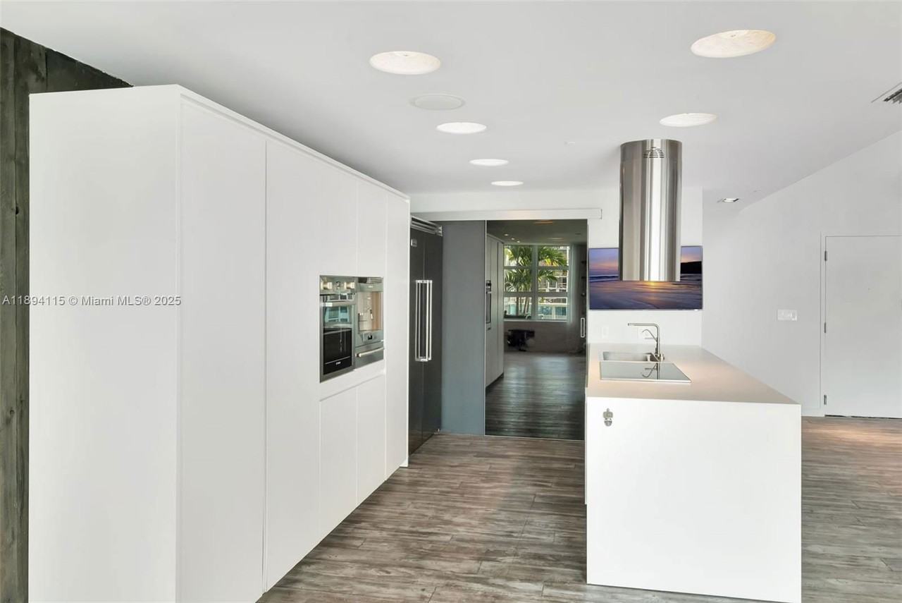 1749 Ne Miami Ct - Photo 7 of 8