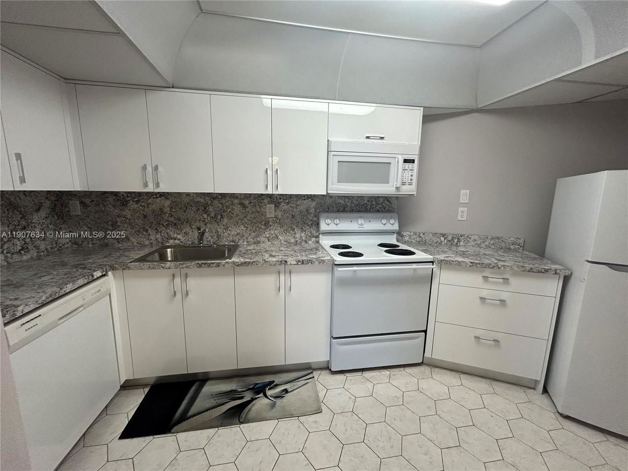 1000 Parkview Dr #511 - Photo 2 of 8