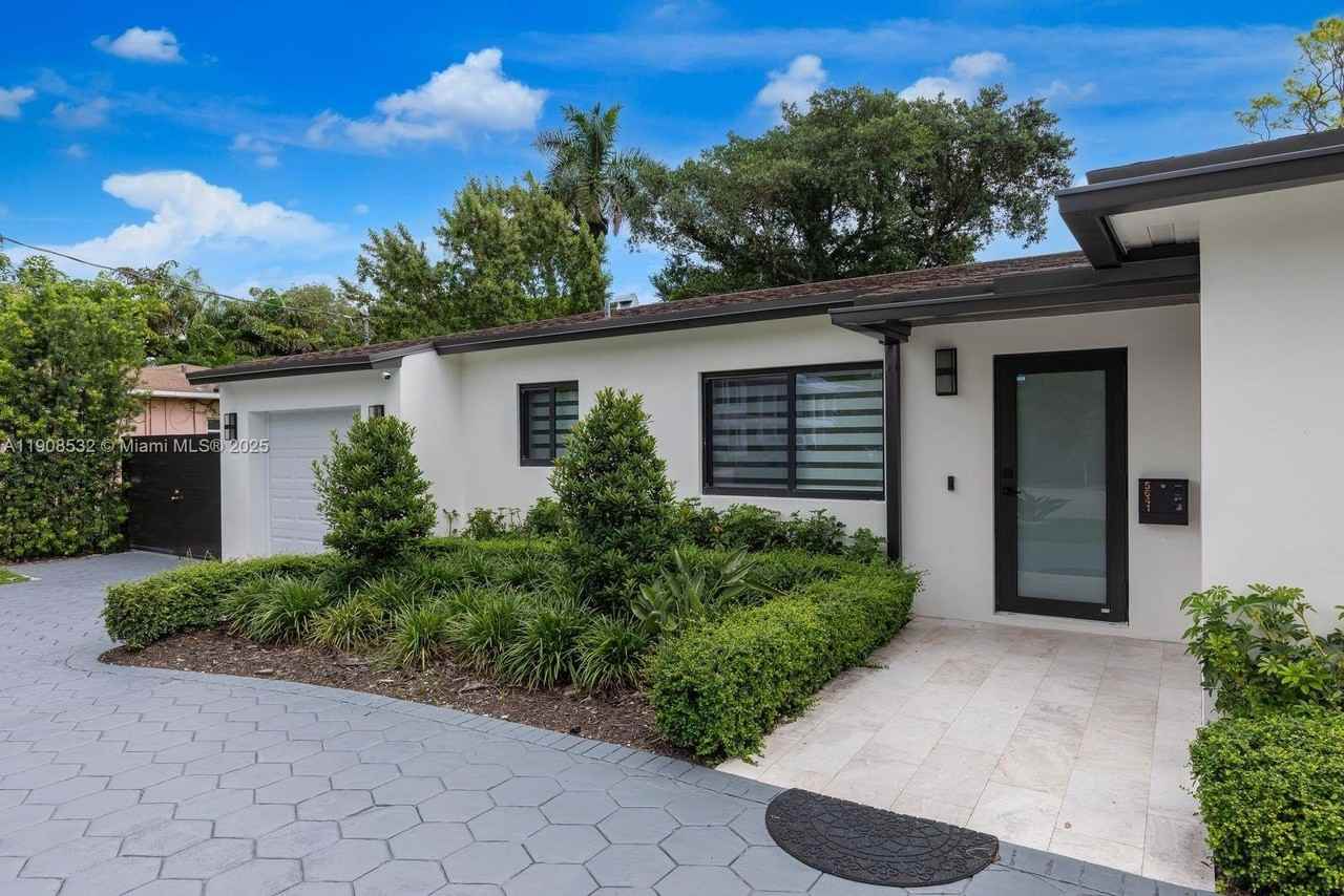 5641 Sw 67th Ave - Photo 5 of 46