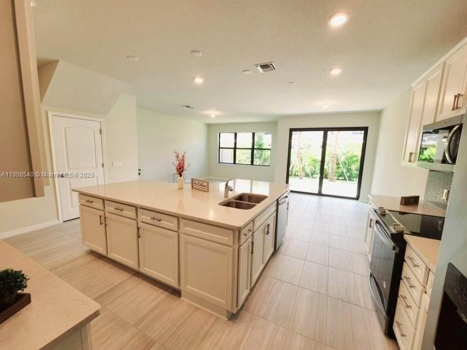 8189 Cinch Way #8189 - Photo 3 of 11