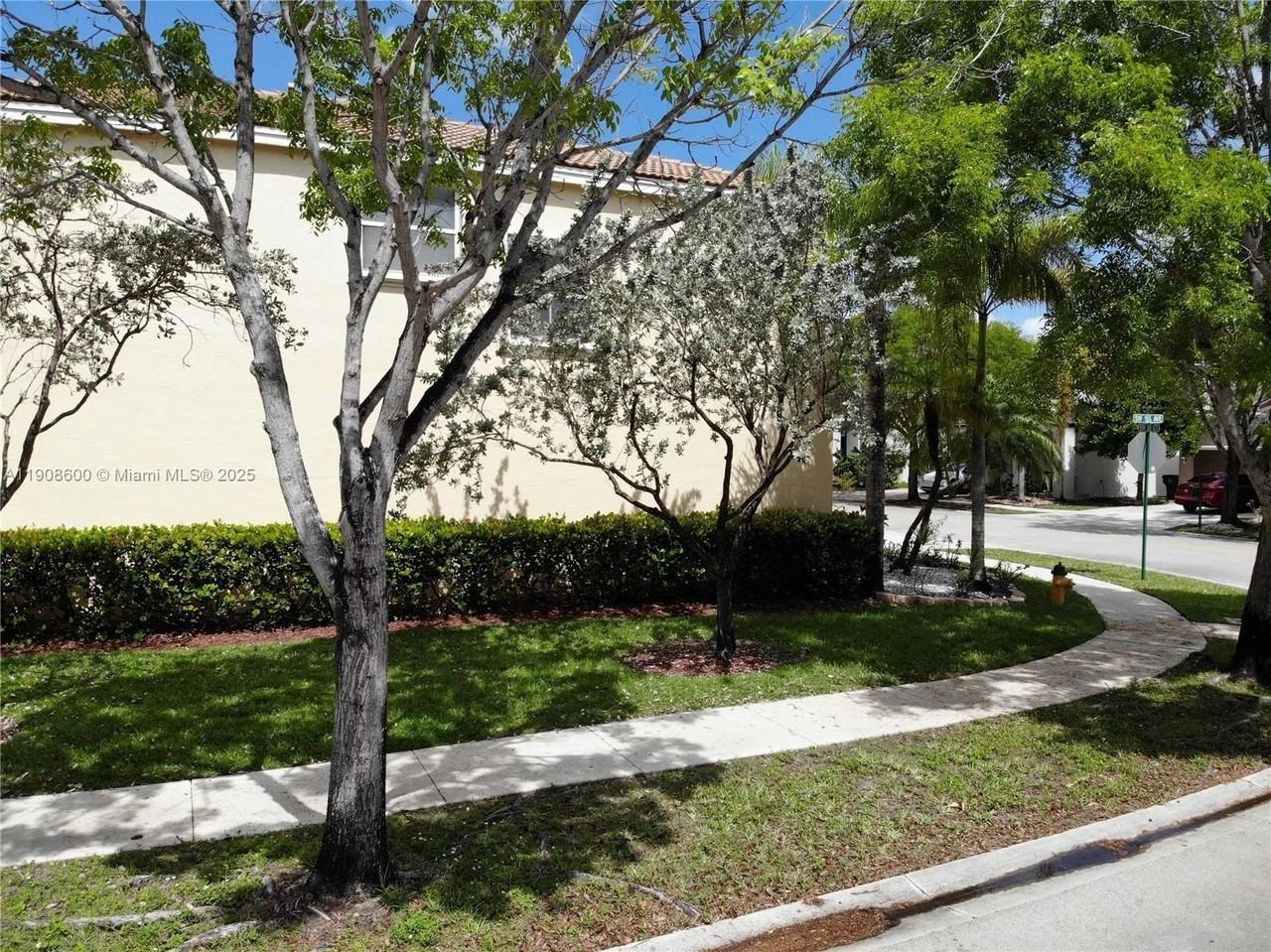 15562 Sw 50th Ct #15562 - Photo 3 of 34