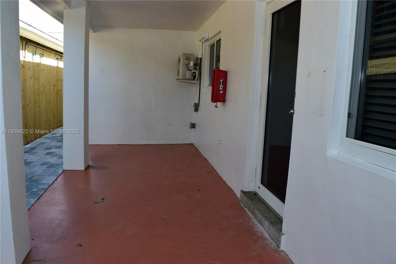 622 Ne 6th St #1 - Photo 3 of 23