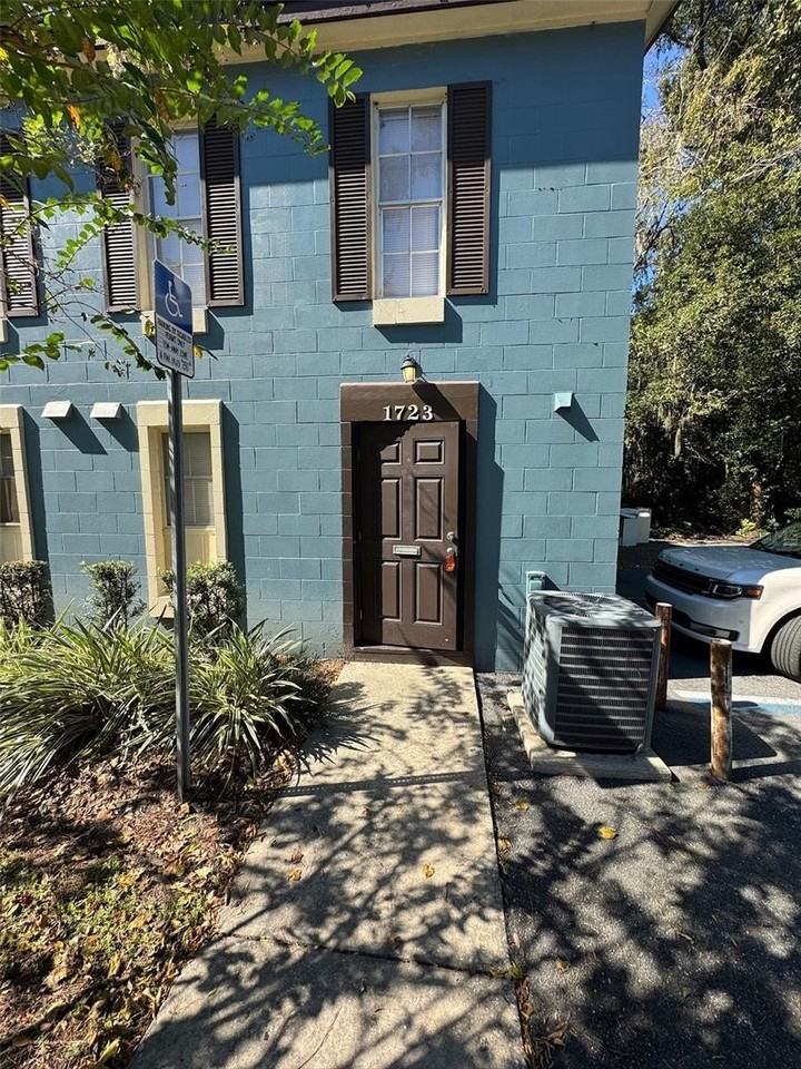 1723 Ne 2nd St - Photo 2 of 17