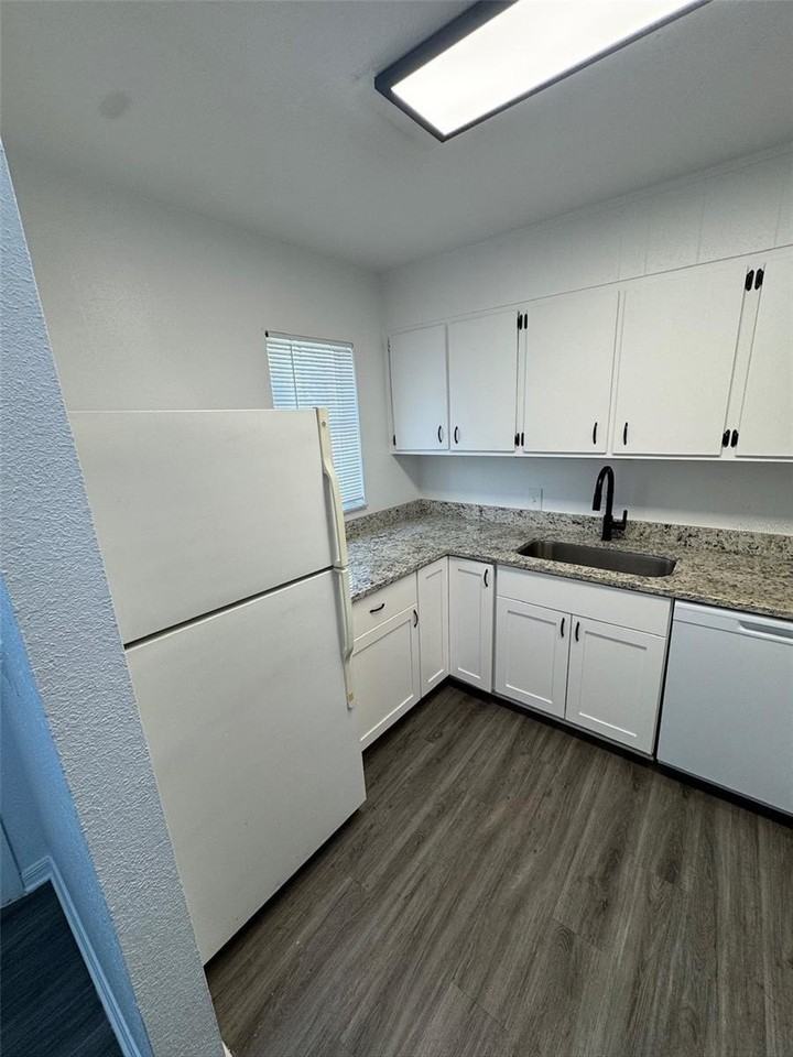 1723 Ne 2nd St - Photo 4 of 17