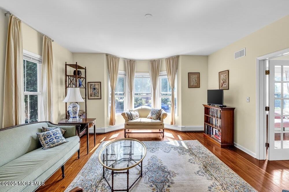 600 Saint Clair Ave - Photo 6 of 23