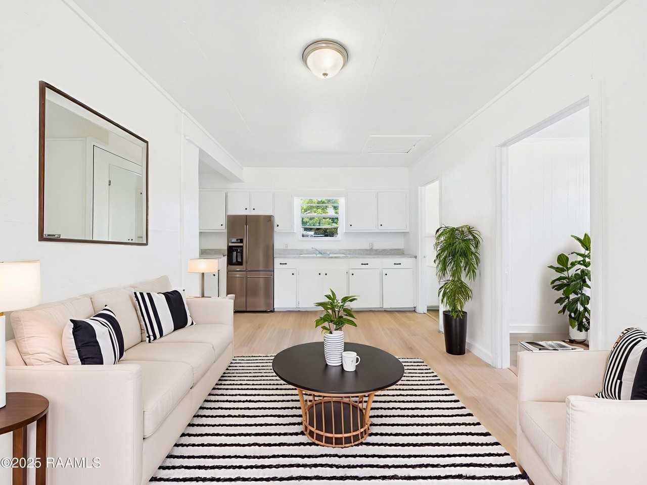 711 East Lessley Street - Photo 3 of 14