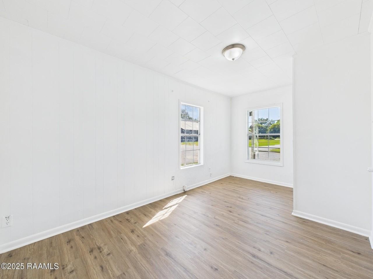 711 East Lessley Street - Photo 7 of 14