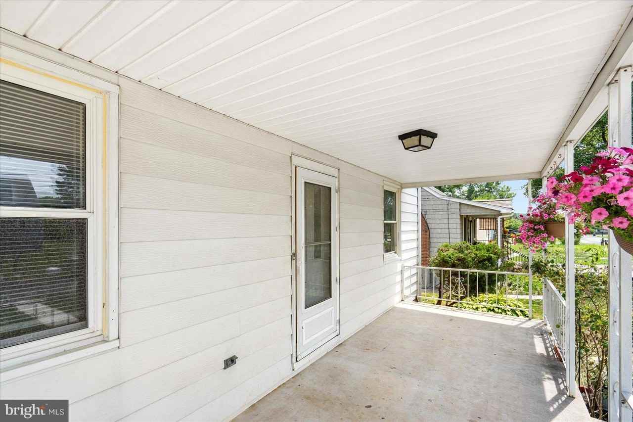 303 Miles Road - Photo 4 of 37