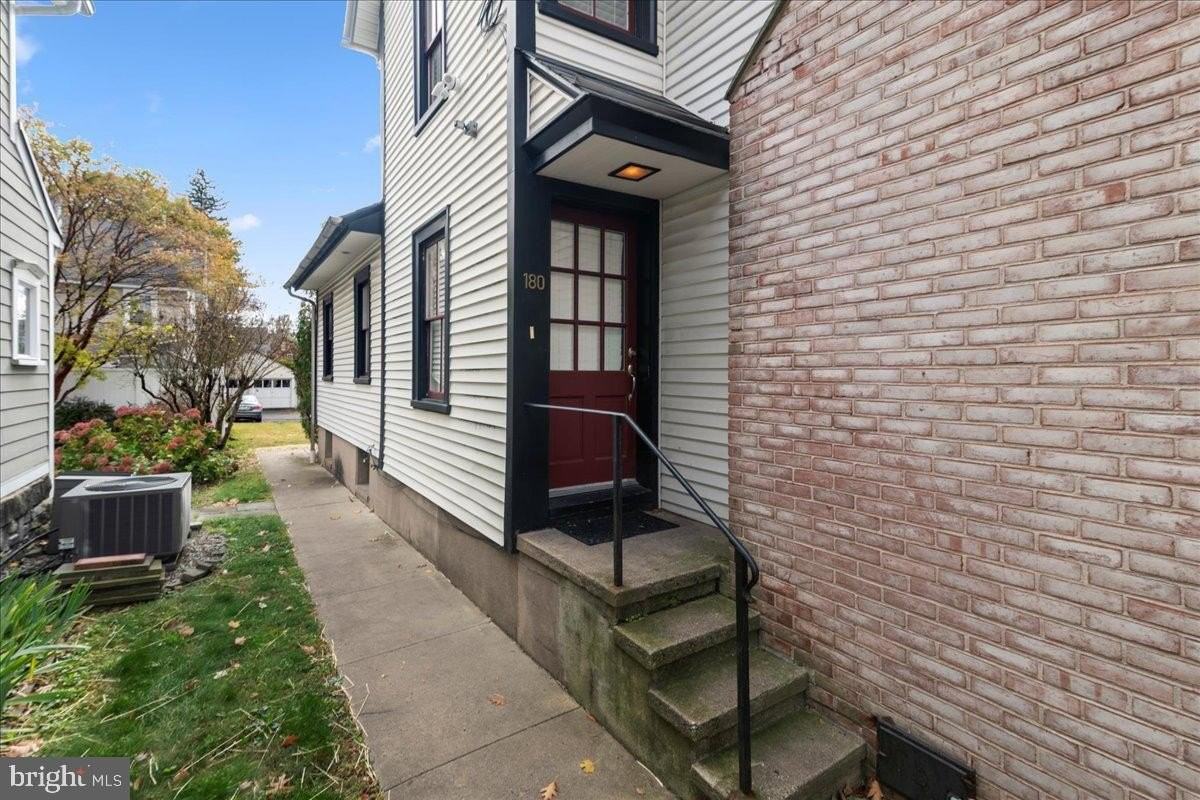 182 W Court St Unit 180 #180 - Photo 3 of 24