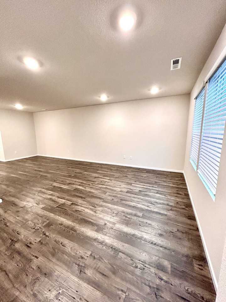 10407 Ne 119th Ave - Photo 4 of 25