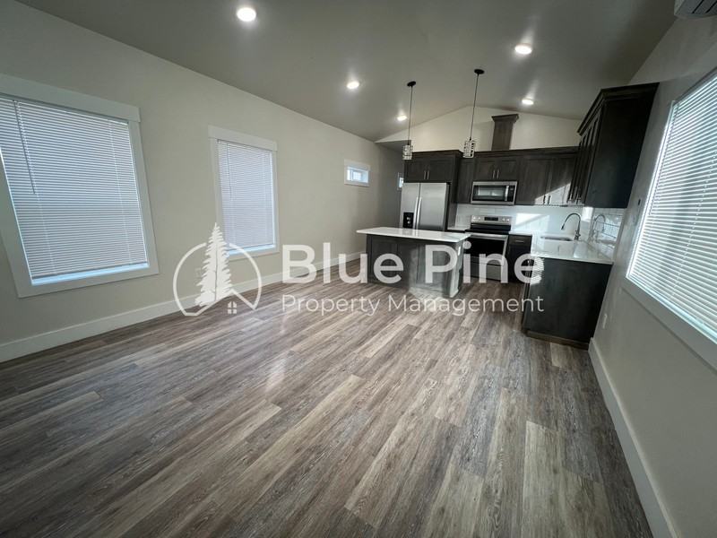 323 Gladstone Street - Photo 3 of 18