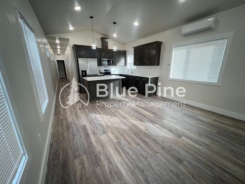 323 Gladstone Street - Photo 4 of 18