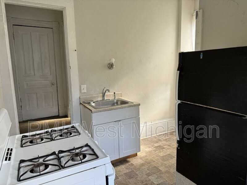 448 Thomas St Se - Photo 3 of 12