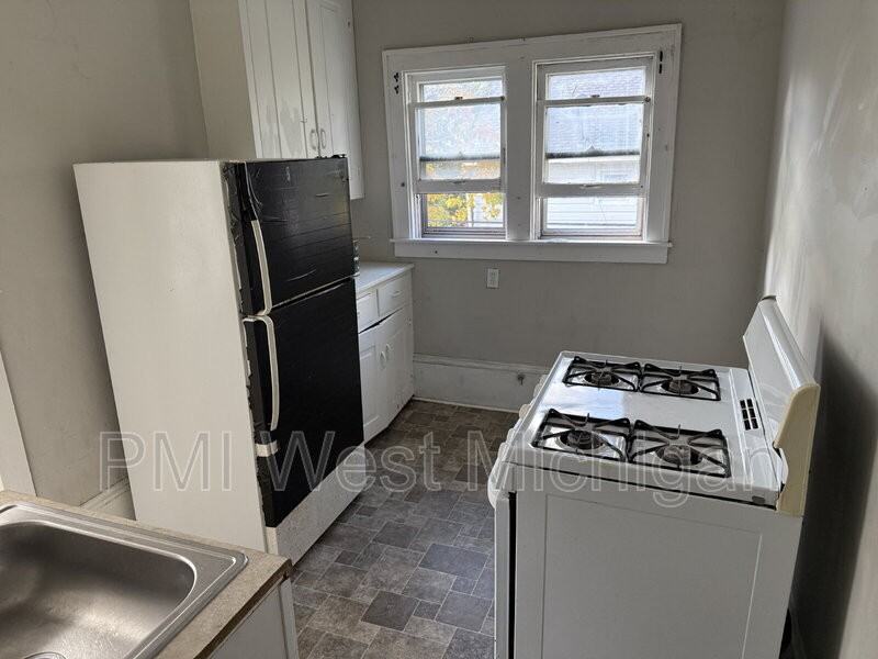 448 Thomas St Se - Photo 4 of 12