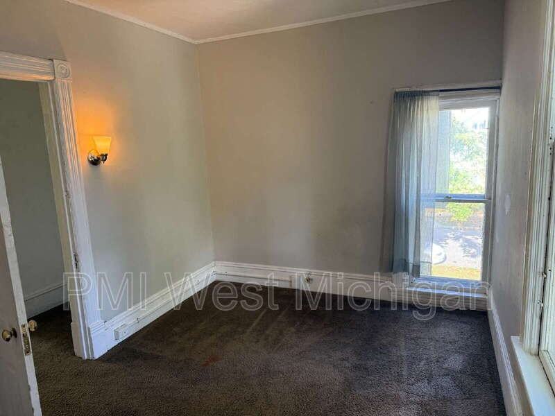 448 Thomas St Se - Photo 7 of 12