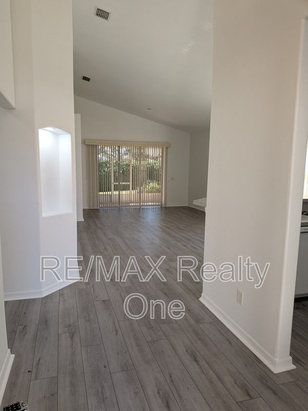 589 W Doerr Path - Photo 4 of 21