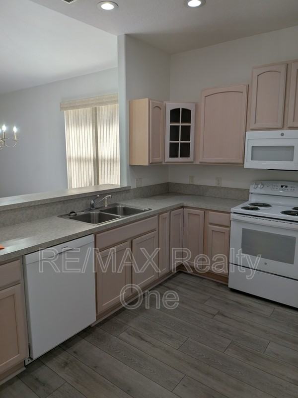 589 W Doerr Path - Photo 5 of 21