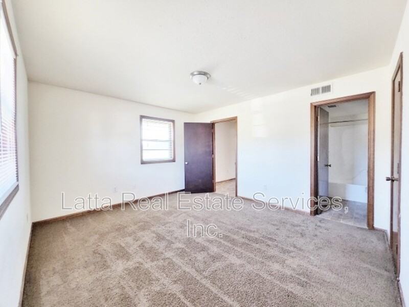 301 West 31st Street - Photo 4 of 6