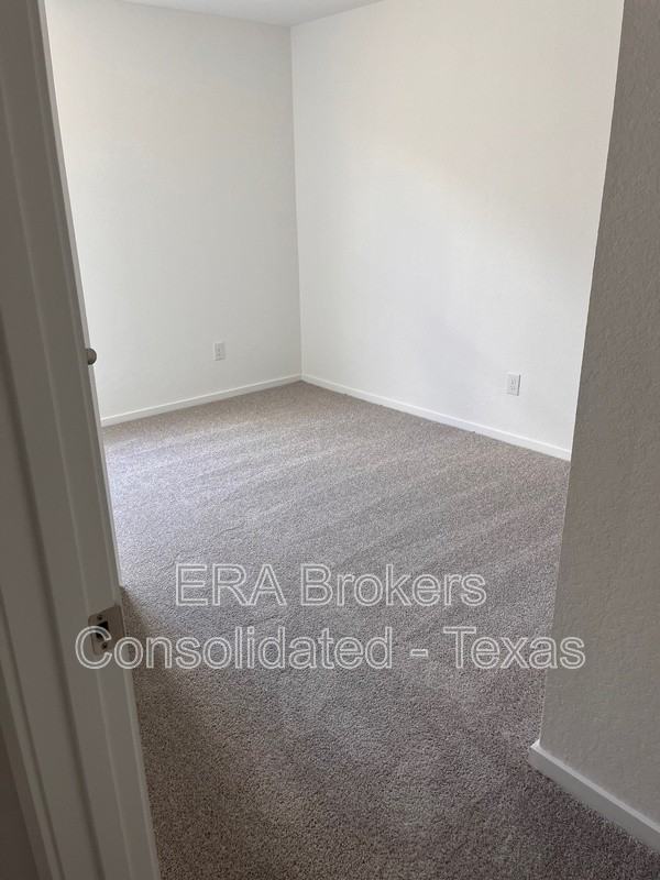511 Sarah Way - Photo 2 of 10