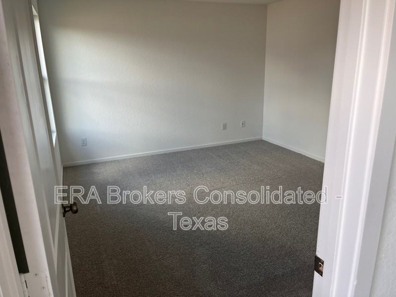 511 Sarah Way - Photo 4 of 10