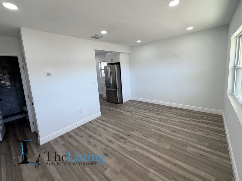 804 Southeast 5th Street - Photo 3 of 12