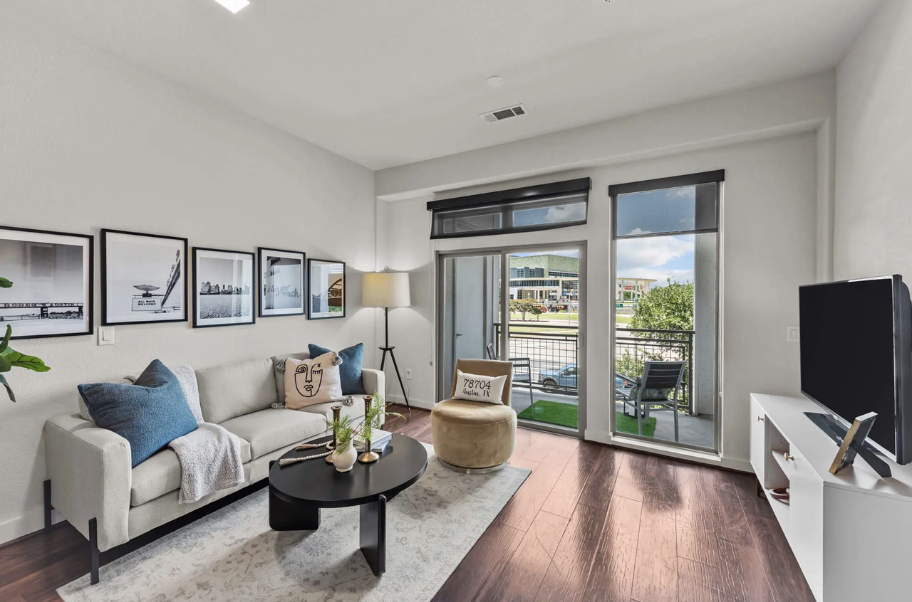 425 West Riverside Drive - Photo 5 of 24