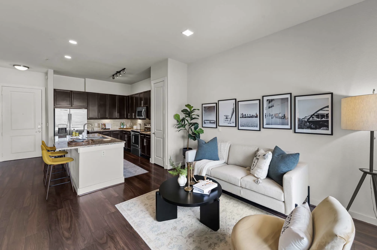 425 West Riverside Drive - Photo 2 of 24