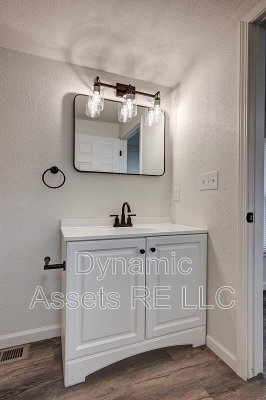 705 N Cayuga St - Photo 5 of 32