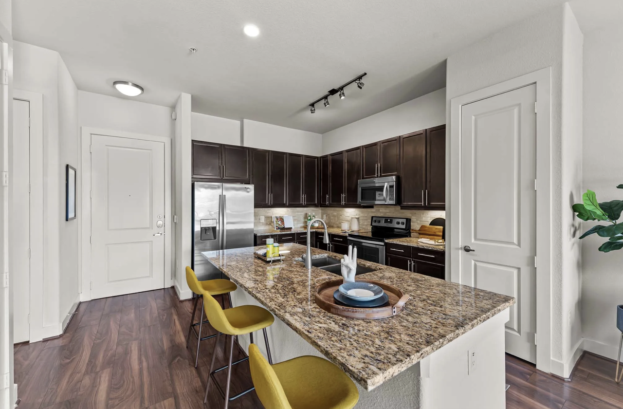 425 West Riverside Drive - Photo 4 of 24