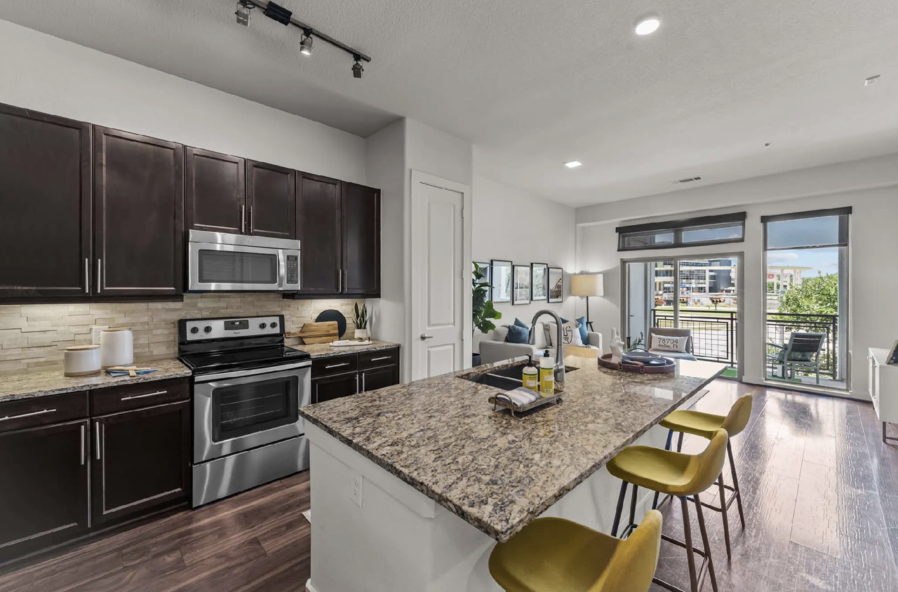 425 West Riverside Drive - Photo 3 of 24