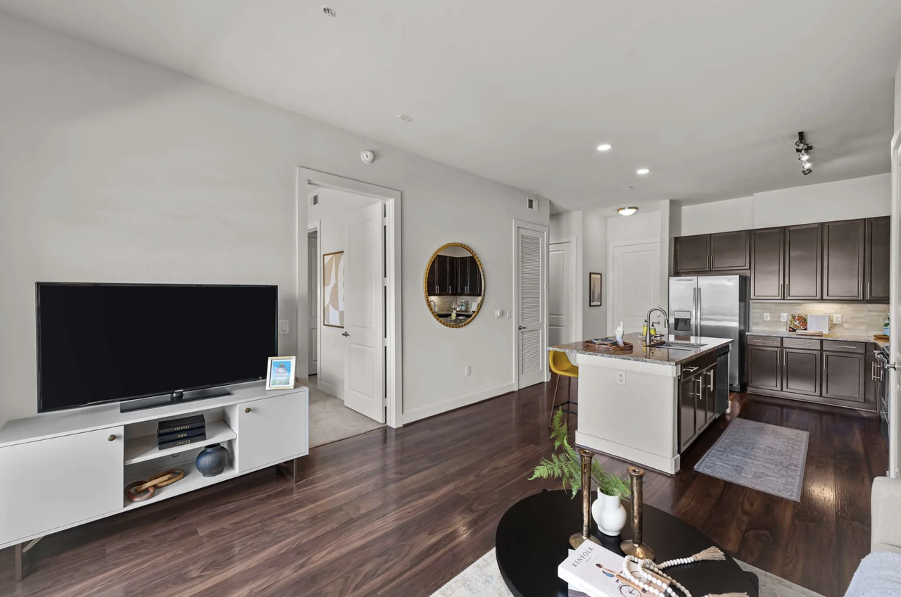 425 West Riverside Drive - Photo 7 of 24