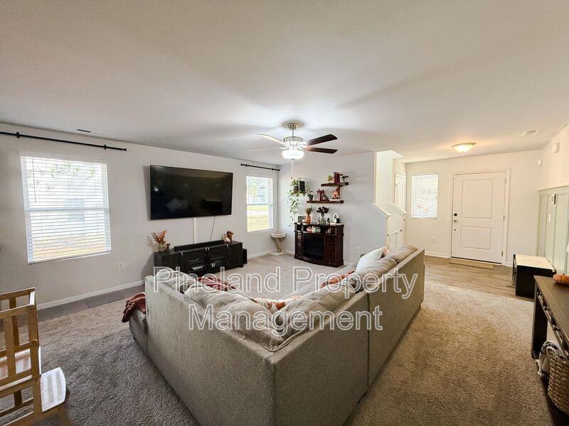 245 Desert Orchid Circle - Photo 5 of 23