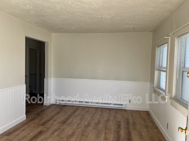 366 4th St - Photo 4 of 21