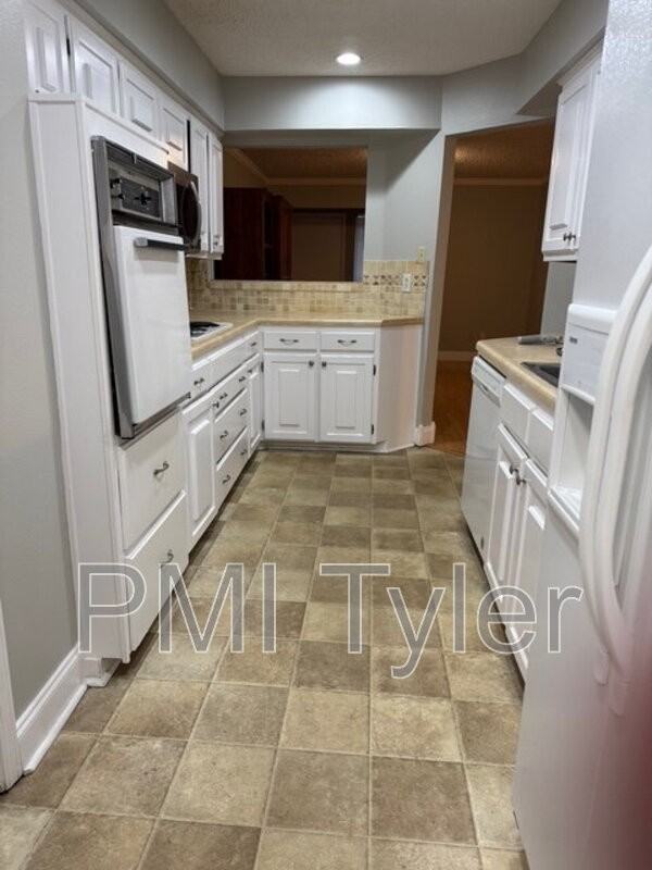 1005 Town Lake Dr - Photo 2 of 22