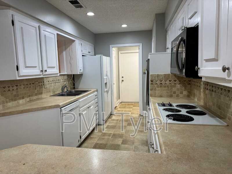 1005 Town Lake Dr - Photo 4 of 22