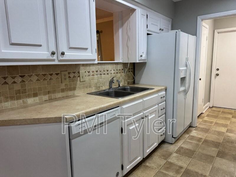 1005 Town Lake Dr - Photo 6 of 22