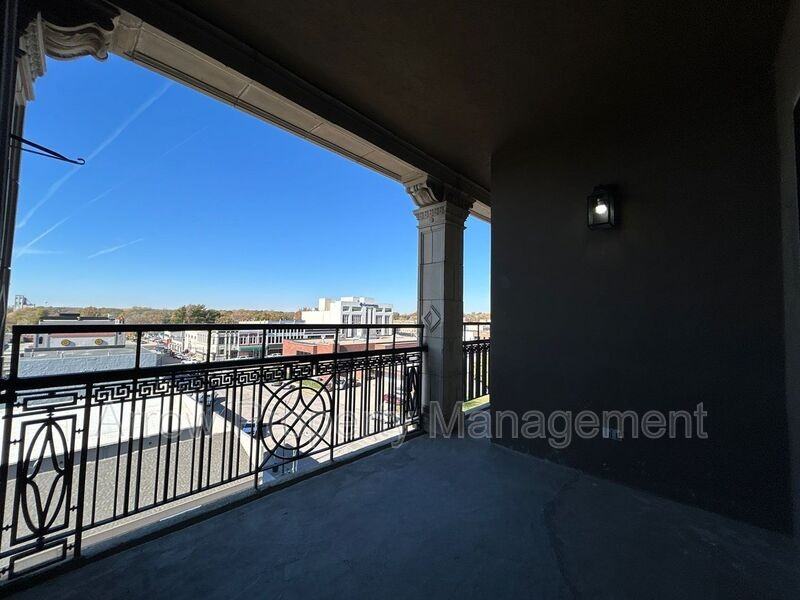 208 E #6C - Photo 6 of 12