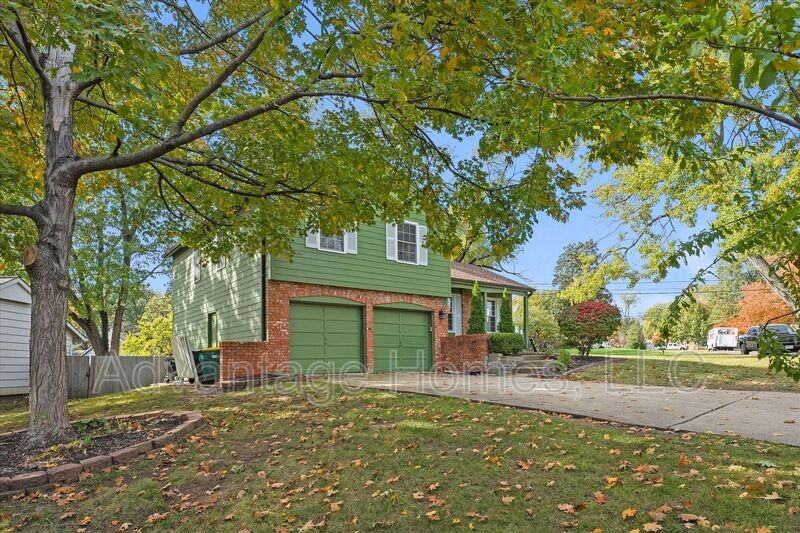 8914 Grandview Dr - Photo 3 of 31