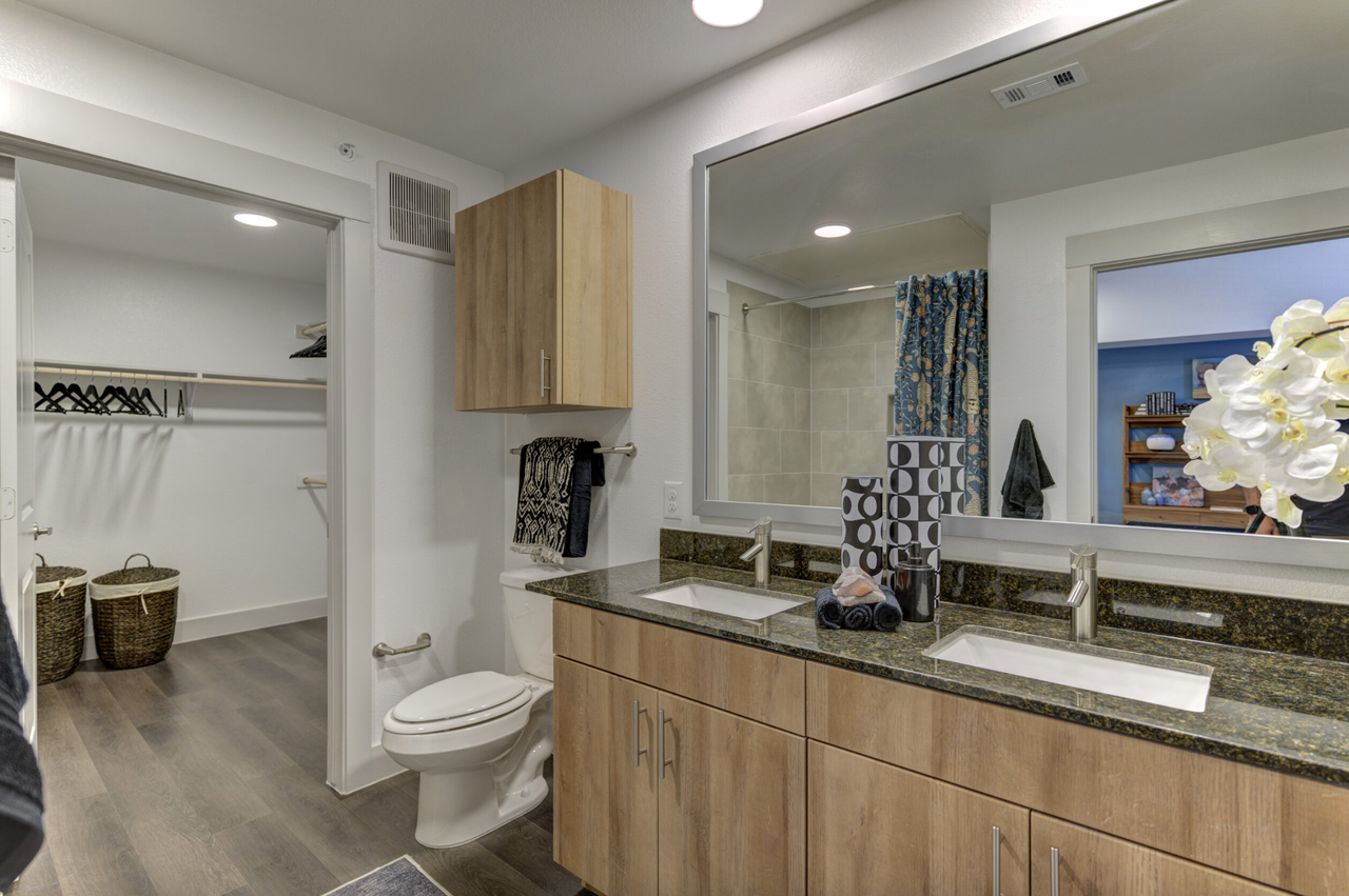 2109 East Riverside Drive - Photo 7 of 13